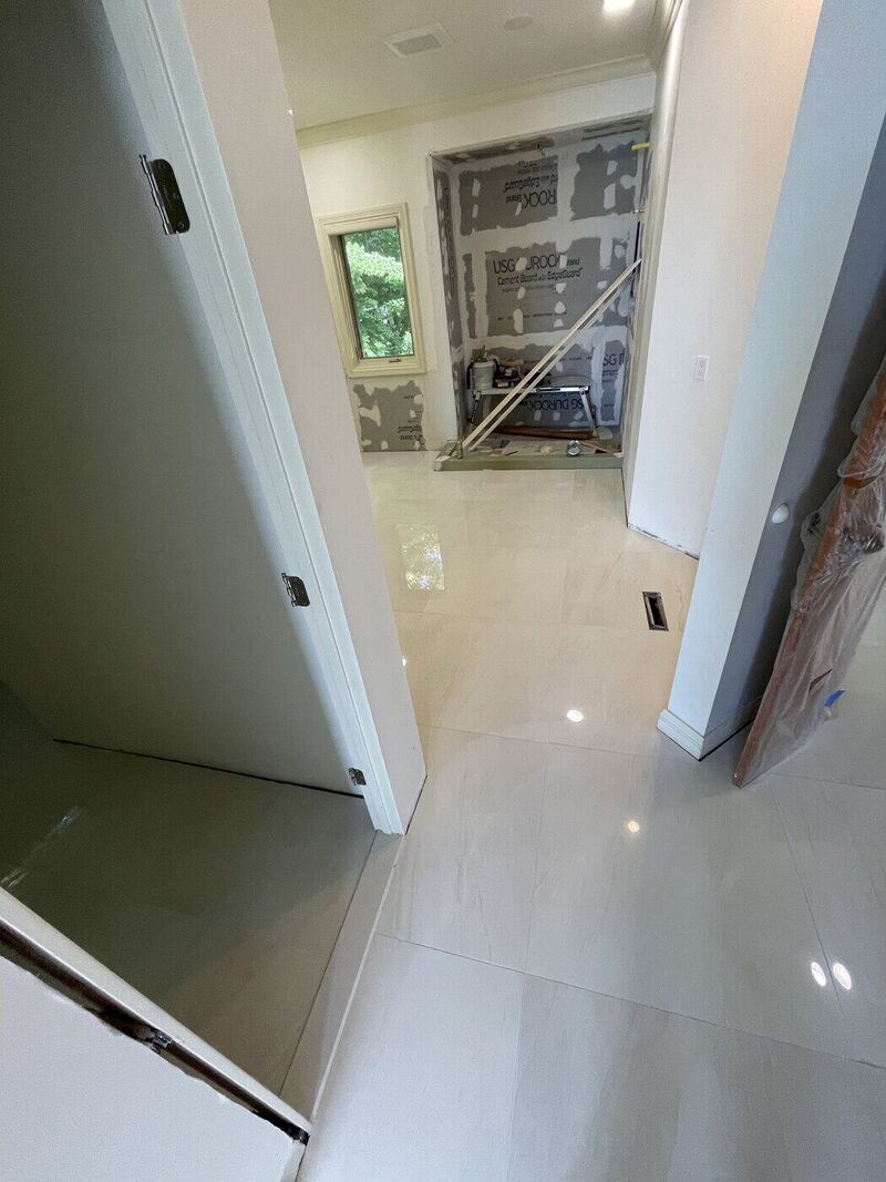 Master bath, Lakefront Residence
