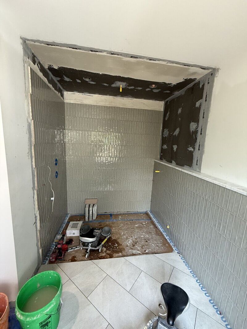 Primary bath, Charcoal Gloss and Green Glass
