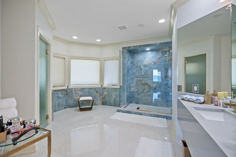Master bath, Lakefront Residence